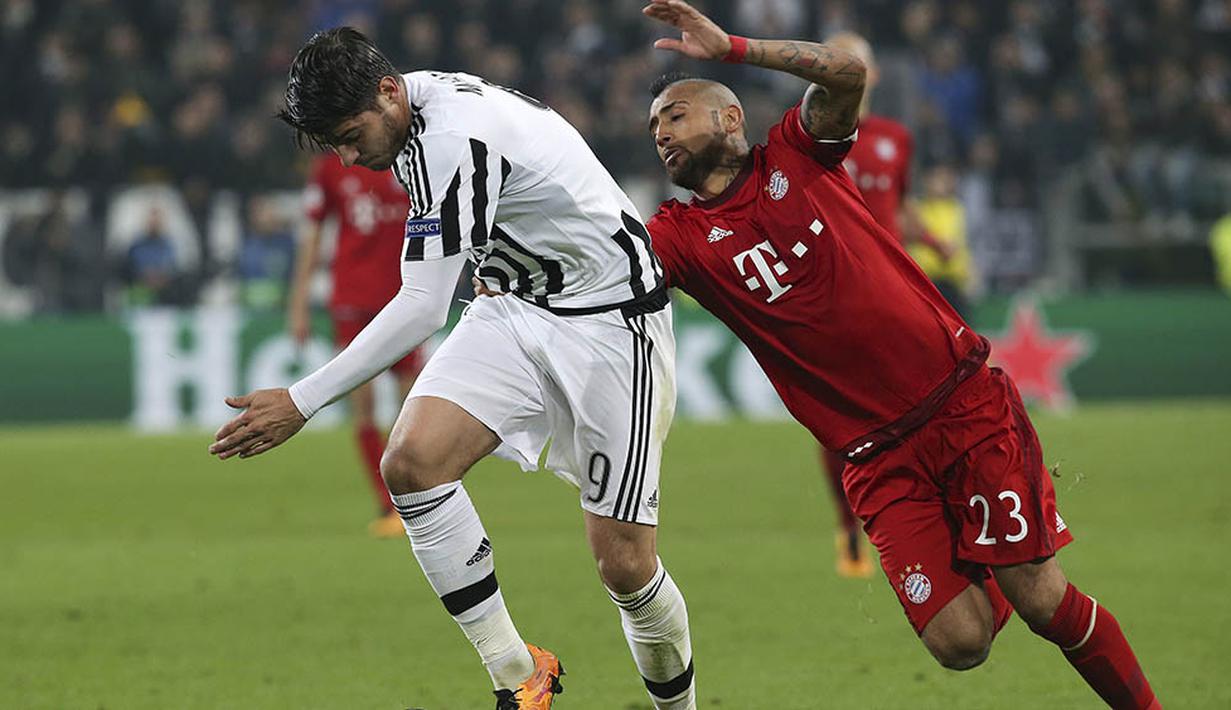 Striker Juventus, Alvaro Morata, beebut bola dengan gelandang Bayern Munchen, Arturo Vidal.  Juventus sendiri bangkit pada menit ke-63 melalui gol yang diciptakan oleh Paulo Dybala. (Reuters/Stefano Rellandini)
