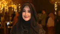 Umi Pipik tampil cantik mengenakan busana muslim hitam, pendakwah asal Semarang ini pun tak pelit memberikan senyum manisnya. (Fathan Rangkuti/Bintang.com)