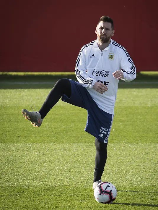 Penyerang Argentina, Lionel Messi melakukan pemanasan selama sesi latihan tim di Ciudad Deportiva Antonio Asensio di Palma de Mallorca (12/11/2019). Argentina akan memainkan pertandingan persahabatan melawan Brasil di Riyadh dan Uruguay di Tel Aviv. (AFP/Jaime Reina)