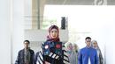 Model berjalan di catwalk pada pembukaan Muffest 2020 di Aquatic Stadium, GBK Senayan, Jakarta, Jumat (30/8/2019). Muffest mempertemukan para pelaku industri busana muslim tanah air, baik yang sudah punya nama dan brand besar, maupun dari pelaku usaha kecil dan menengah. (Fimela.com/Bambang E.Ros)