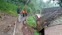 Detik-detik Tembok Penahan Tanah Ambrol dan Terjang Rumah Lansia di Situbondo