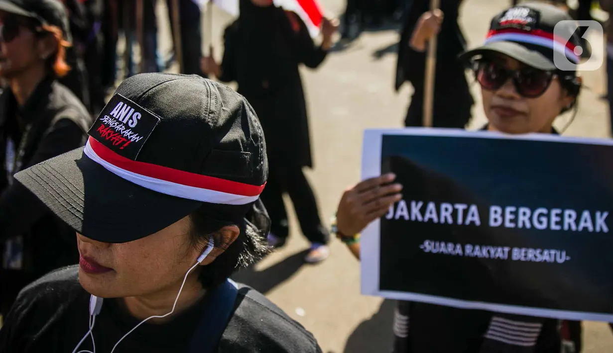 Massa yang menamakan diri Suara Rakyat Bersatu membawa poster saat berunjuk rasa di depan Balai Kota DKI Jakarta, Selasa (14/1/2020). Mereka menuntut Gubernur DKI, Anies Baswedan turun dari jabatannya, karena dinilai gagal dalam mengatasi banjir Jakarta di awal 2020. (Liputan6.com/Faizal Fanani)