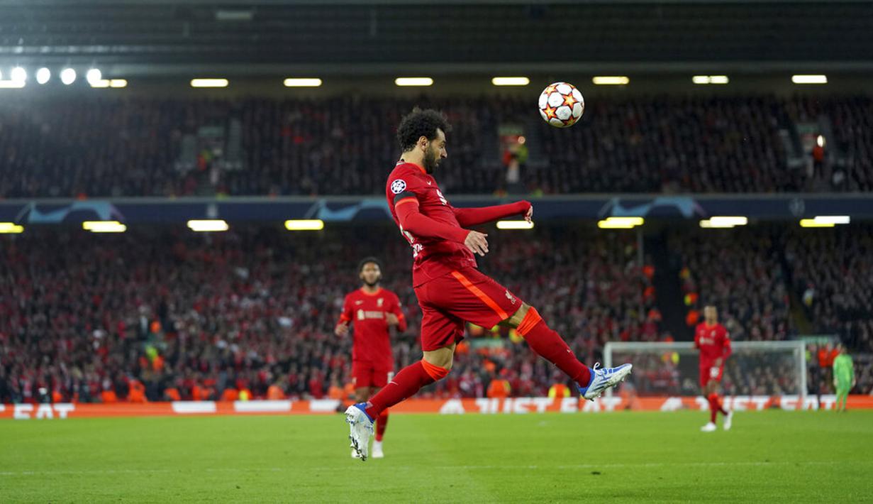 Pemain Liverpool Mohamed Salah menyundul bola setelah masuk sebagai pemain pengganti saat melawan Benfica pada pertandingan sepak bola leg kedua perempat final Liga Champions di Stadion Anfield, Liverpool, Inggris, 13 April 2022. Pertandingan berakhir dengan skor 3-3. (AP Photo/Jon Super)