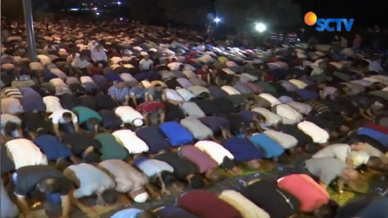 Salat di Jalan Raya, Protes Warga Alat Pemindai di Al Aqsa