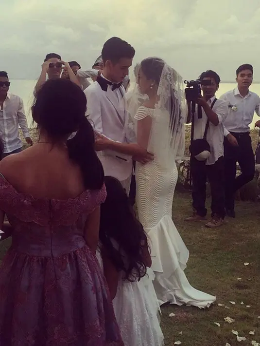 Kamis (10/11/2016) menjadi hari bersejarah bagi pasangan yang baru beberapa bulan menjalin hubungan asmara tersebut. Janji Suci sehidup semati di ucapkan di Bali. (Instagram/natta_1987)