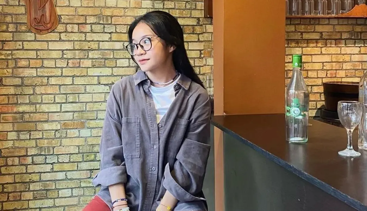 Nada Fikalo sering unggah potret dirinya di media sosial pribadi. Sudah mengenal riasan dan pandai menata rambutnya agar makin menarik, tak sedikit netizen yang pangling dengan potret terkini Nada Fikalo. Terjun ke industri hiburan sejak usia belia, paras Nada Fikalo pastinya sudah tak asing bagi anak kelahiran 90-an hingga 2000-an awal karena sering hiasi layar kaca. (Liputan6.com/IG/@nadafikalopurba)