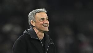 Pelatih Paris Saint-Germain, Luis Enrique, bereaksi pada akhir pertandingan leg pertama babak 16 besar UEFA Champions League antara PSG dan Chelsea di Parc des Princes, Paris, Kamis (12/3/2026) dini hari WIB. (Julien De Rosa/AFP)
