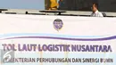 Menteri Perhubungan Budi Karya Sumadi berada diatas KM Caraka Jaya Niaga III-4 yang digunakan sebagai kapal tol laut logistik Natuna di Pelabuhan Tanjung Priok, Jakarta Utara, Selasa (25/10). (Liputan6.com/Immanuel Antonius)