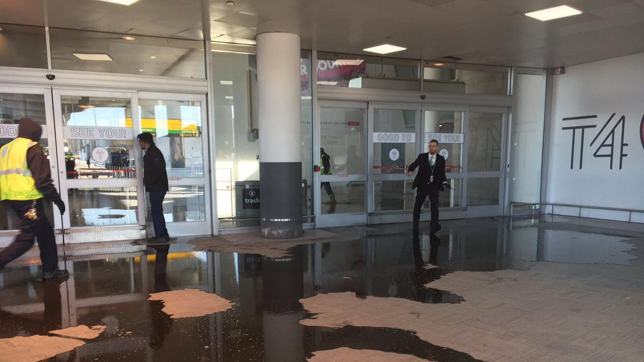 Kebocoran sistem pipa air utama di Bandara Internasional John F Kennedy New York, AS, membuat air menngenangi Terminal 4 beserta anjungan bagasinya (Twitter/@PoloSandovalCNN)