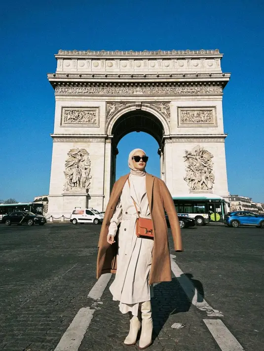 Sahabat Fimela bisa memilih nuansa warna khaki untuk kesan netral.