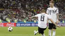 Proses terjadinya gol yang dicetak gelandang Jerman, Toni Kroos, ke gawang Swedia pada laga grup F Piala Dunia di Stadion Fisht, Sochi, Sabtu (23/6/2018). Gol injury time dirinya beri kemenangan untuk Jerman. (AP/Frank Augstein)