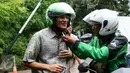 Balon Gubernur DKI Jakarta Sandiaga Uno (kiri) turun usai diantarkan menuju kantor Gojek, Jakarta, (1/3). Sandiaga Uno memuji Nadiem Makarim yang menciptakan lapangan kerja dan solusi kemacetan di Jakarta dengan jasa Go-Jek. (Liputan6.com/Yoppy Renato)