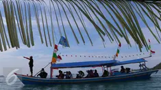 Nelayan bersiap berkeliling laut saat festival gunung krakatau 2016 di Lampung, Sabtu (27/8). Festival Krakatau 2016 mengusung tema Lampung The Treasure of Sumatra (Liputan6.com/Angga Yuniar)
