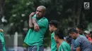 Pemain Timnas Indonesia, Boaz Salossa melakukan peregangan jelang latihan di Lapangan A Senayan, Jakarta, Jumat (12/1). Ini merupakan latihan perdana Timnas Indonesia jelang menjamu Islandia di Stadion GBK, Minggu (14/1). (Liputan6.com/Helmi Fithriansyah)