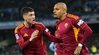 Matias Soule bersama Donyell Malen pada pertandingan AS Roma kontra Napoli di ajang Liga Italia 2025/2026. (CARLO HERMANN / AFP)