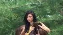 Wanita cantik berusia 30 tahun ini melakukan pemotretan bersama kuda. Potret Raline bersama binatang lucu ini seakan menjadi nilai tambah untuk daya tariknya. (via instagram/@raline_shah)