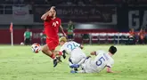 Pemain Timnas Indonesia, Asnawi Mangkualam terjatuh saat berupaya melewati penjagaan sejumlah pemain Filipina saat laga Grup B Piala AFF 2024 nan berjalan di Stadion Manahan, Solo, Jawa Tengah, Sabtu (21/12/2024). (librosfullgratis.com/Abdul Aziz)