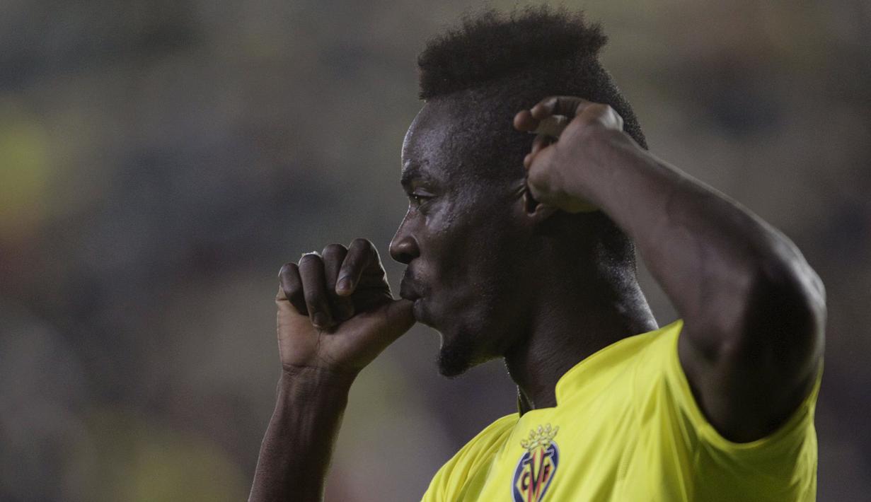 Pemain Villareal, Eric Bailly merayakan gol yang dicetaknya ke gawang Dinamo Minsk pada laga Liga Europa di Stadion Madrigal, Spanyol, Kamis (22/10/2015). (Reuters/Heino Kalis)