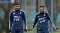 Lionel Messi dan Mauro Icardi kedinginan saat mengikuti sesi latihan jelang melawan Venezuela pada kualifikasi Piala Dunia 2018 di Buenos Aires, Argentina, (3/9/2017). (AP/Natacha Pisarenko)