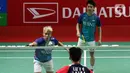 Pebulu tangkis ganda putra Indonesia Kevin Sanjaya/Marcus Gideon saat melawan pebulu tangkis ganda putra China Liu Yu Chen/Ou Xuan Yi pada babak 16 besar turnamen Daihatsu Indonesia Masters 2023 di Istora Senayan, Jakarta, Kamis (26/1/2023). The Minions gagal lolos ke babak selanjutnya karena memutuskan untuk mundur atau retired pada set ketiga akibat cedera yang dialami Marcus Gideon saat ganda China unggul dengan skor 19 - 21, 21-8, dan 11-6. (Liputa6.com/Herman Zakharia)