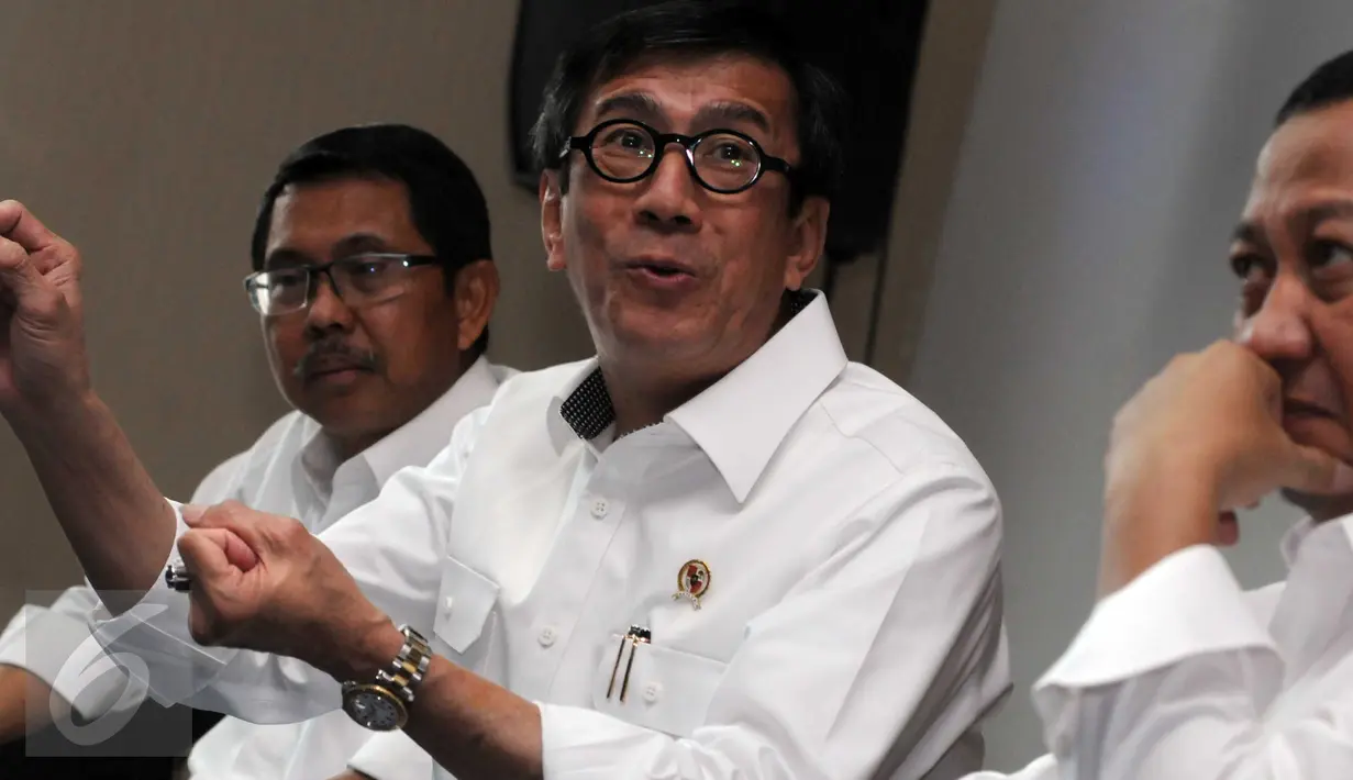 Menteri Hukum dan Hak Asasi Manusia, Yasonna H Laoly memberikan keterangan pers di Gedung Kemenkumham, Jakarta, (17/2).  MenkumHAM mengesahkan kembali surat kepengurusan DPP Partai Persatuan Pembangunan hasil Muktamar Bandung. (Liputan6.com/Helmi Afandi)
