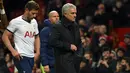 Ekspresi Pelatih Tottenham Hostpur, Jose Mourinho saat berjalan usai pertandingan melawan Manchester United pada lanjutan Liga Inggris di Old Trafford, Rabu (4/12/2019). Mourinho gagal mengalahkan Manchester United mantan klub yang pernah dilatihnya. (AFP Photo/Oli Scarff)