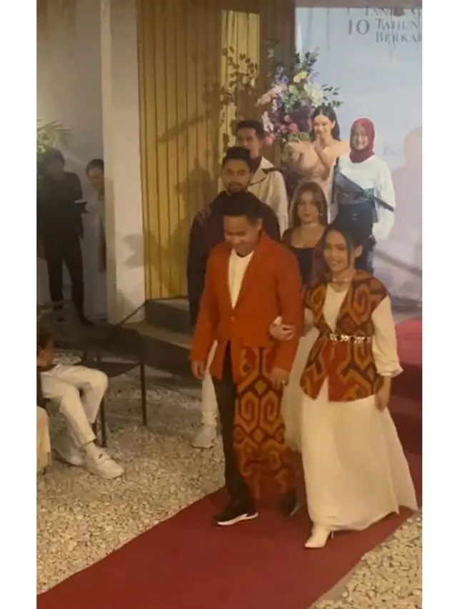 7 Potret Putri Isnari Hadiri Acara Fashion, Suami Malu-Malu Diajak ke Catwalk