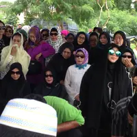 Saat sang ayah dimakaman, tangisan Rina gunawan pun kembali pecah mengiringi proses penguburan ayahnya. (Rivan Yuristiawan/Bintang.com)