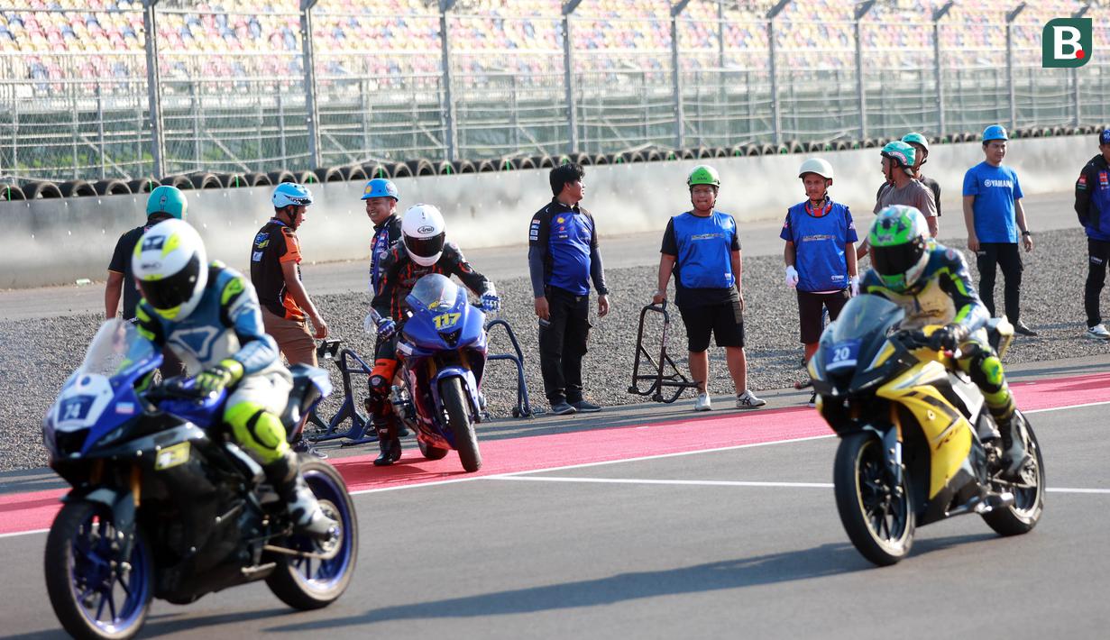 Sejumlah pembalap memacu motor setelah waktu yang diberikan marshal selesai saat sesi latihan Shell bLU cRU Yamaha Endurance Festival yang berlangsung di Mandalika International Circuit, Lombok, Nusa Tenggara Barat, Sabtu (21/10/2023). (Bola.com/Ikhwan Yanuar)