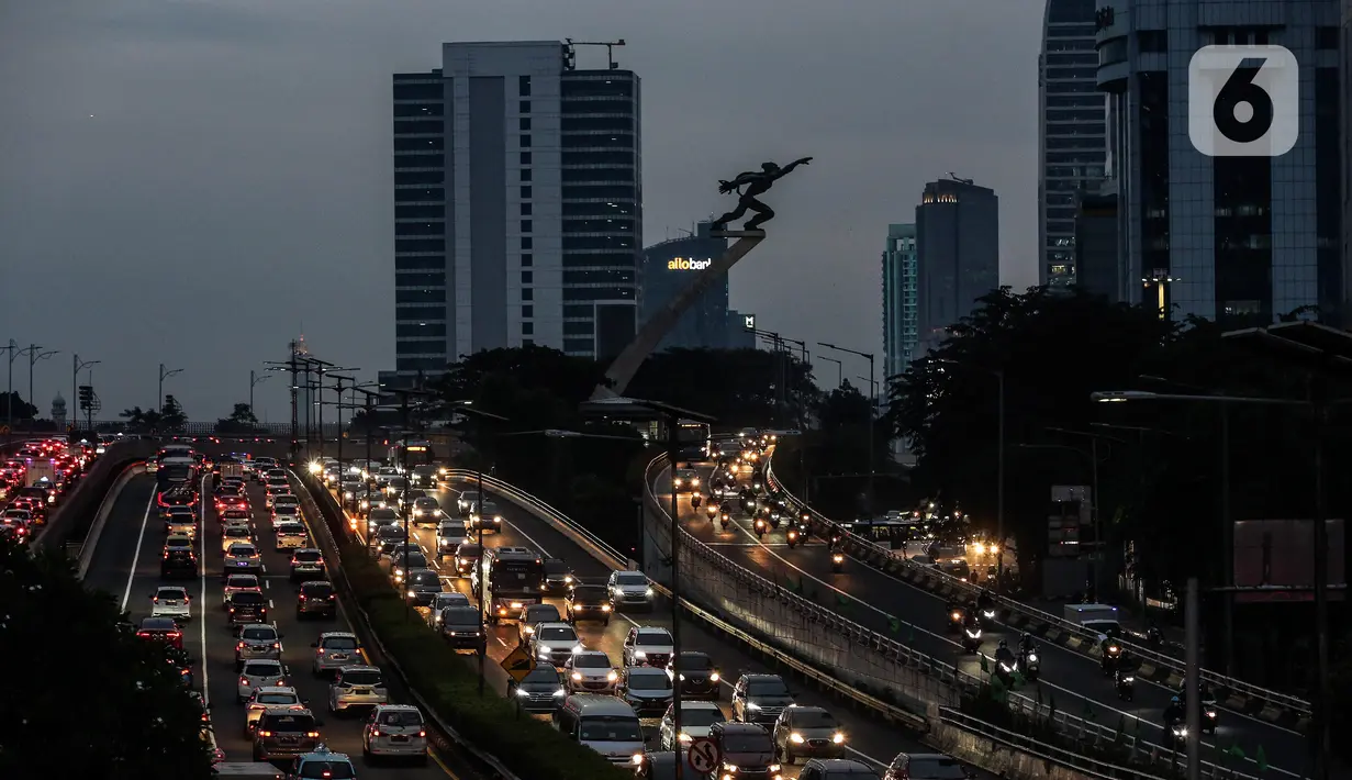 <p>Kendaraan terjebak kemacetan di Pancoran, Jakarta, Kamis (21/4/2022). Kemacetan tersebut dikarenakan banyaknya (peningkatan volume) kendaraan di jalan di sekitar jam berbuka puasa. (Liputan6.com/Johan Tallo)</p>