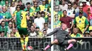 Kiper Norwich City, John Ruddy, gagal menahan bola tendangan pemai MU, Juan Mata, dan berbuah gol dalam lanjutan Premier League, di Stadion Carrow Road, Norwich, Sabtu (7/5/2016). (AFP/Justin Tallis)