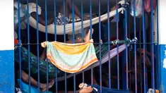 Para narapidana mengunakan tempat tidur gantung beristirahat di dalam selnya di Lapas Nasional di pusat kota Port-au-Prince, Haiti, (13/2). Sebagian narapidana, belum menjalani sidang putusan atas kejahatan yang dilakukannya. (AP Photo/Dieu Nalio Chery)