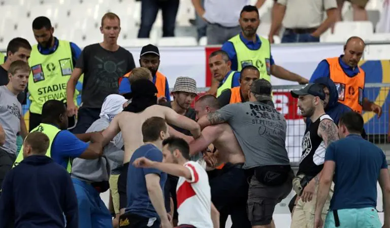 Oknum suporter Inggris dan Rusia terlibat kerusuhan pada laga kedua negara di Stade Velodrome, Marseille. (AFP/Valery Hache)