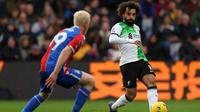 Winger Liverpool, Mohamed Salah (kanan), mencetak satu gol saat timnya bersua Crystal Palace pada laga pekan ke-16 Premier League di Selhurst Park, London, Sabtu (9/12/2023) malam WIB.&nbsp;Berkat gol Salah tersebut, The Reds meraih kemenangan 2-1 atas Palace. (AFP/Adrian Dennis)