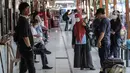 Aktivitas penumpang di Terminal Kalideres, Jakarta Barat, Kamis (29/10/2020). Memasuki libur panjang Maulid Nabi Muhammad SAW, masih belum terlihat lonjakan penumpang yang signifikan di Terminal Kalideres. (Liputan6.com/Johan Tallo)