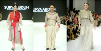 Sejumlah selebriti ternama Tanah Air turun ke runway Jakarta Fashion Week 2024 pada Rabu Sore, 25 Oktober 2023. [Fimela/Bambang E. Ros]