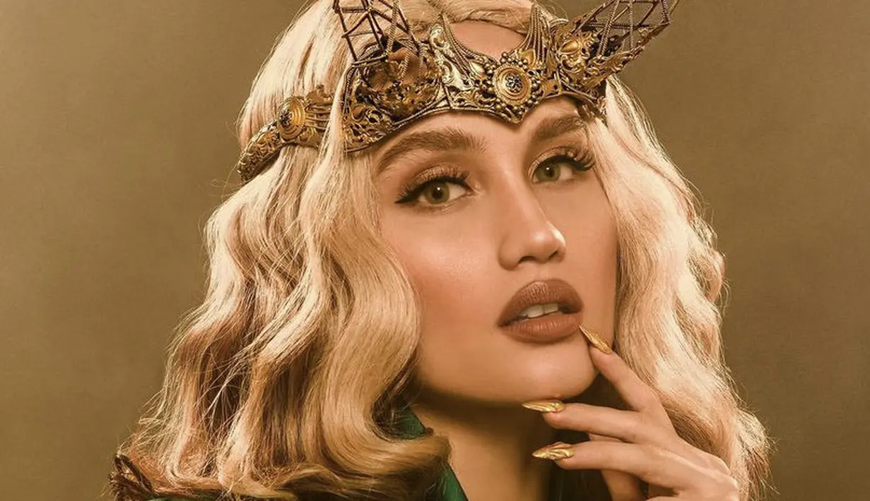 Warna cokelat juga bisa digunakan untuk tampilan on pointmu, seperti yang dikenakan Cinta Laura ini. Dok. Instagram @claurakiehl