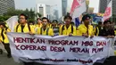 Mahasiswa yang tergabung dalam Badan Eksekutif Mahasiswa Universitas Indonesia (BEM UI) saat berjalan dari kawasan jalan Jenderal Sudirman menuju MH Thamrin atau sekitar Bundaran Hotel Indonesia (HI), Jakarta, Jumat (12/6/2026). (merdeka.com/Arie Basuki)