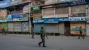 Paramiliter bersenjata melakukan patroli di jalan yang dikosongkan di Srinagar, Kashmir yang dikuasai India, Rabu (5/8/2020). Tentara India memperketat keamanan di Kashmir dalam upaya menahan serangan dalam peringatan setahun pelepasan status otonomi khusus wilayah tersebut. (AP Photo/ Dar Yasin)