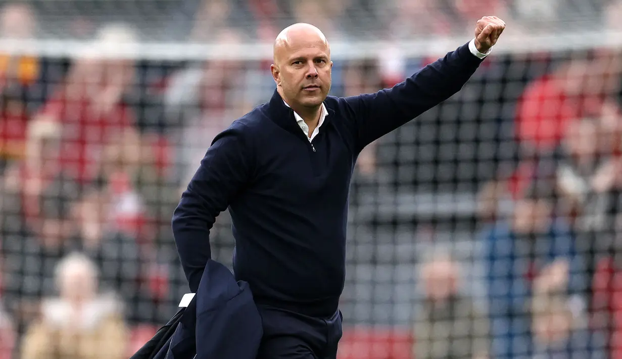Pelatih Liverpool, Arne Slot merayakan kemenangan atas Brentford pada laga lanjutan Liga Inggris 2024/2025 di Anfield, Liverpool, Inggris, Minggu (25/08/2024) malam WIB. (AFP/Darren Stapless)