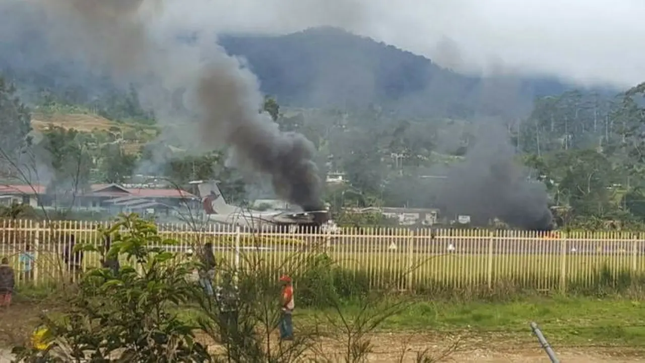 Pesawat dibakar perusuh di Mendi, Southern Higlands, Papua Nugini, sebagai bentuk kekecewaan atas sengketa pemilihan kepala daerah (sumber: Facebook /David dan Anna Wissink via ABC.net.au)