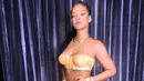 Set lingerie bernuansa kuning keemasan juga bisa menjadi pilihan menarik. Rihanna memilih bralette tanpa tali, bisa jadi inspirasi innerwear untuk kamu yang ingin mengenakan atasan off-shoulder. Foto: Instagram.