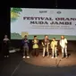 Pemukulan kentongan sebagai pembuka Festival Orang Muda Jambi di Taman Budaya Jambi, Sabtu (9/3/2024). Festival ini digagas untuk kolaborasi mewujudkan keadilan ekologis yang digaungkan anak muda. (Liputan6.com/gresi plasmanto)