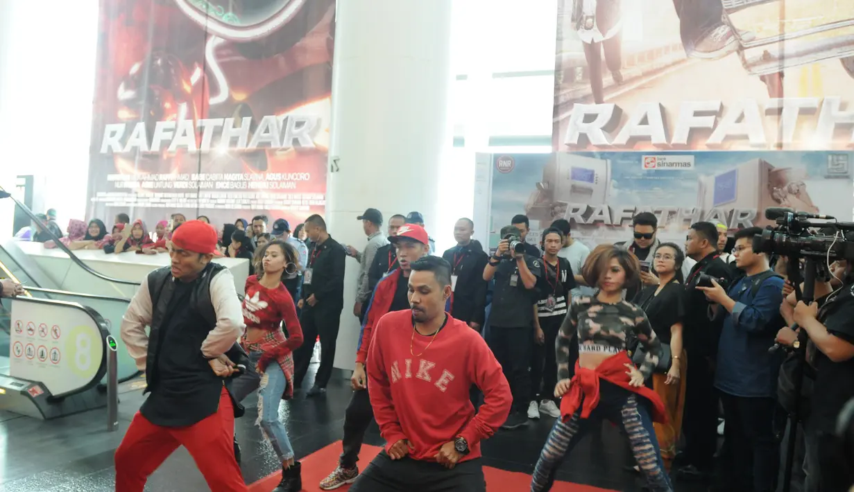 Raffi Ahmad bersama dengan keluarganya, menghadiri gala premiere film anaknya tersebut dengan menggunakan helikopter. (Daniel Kampua/Bintang.com)