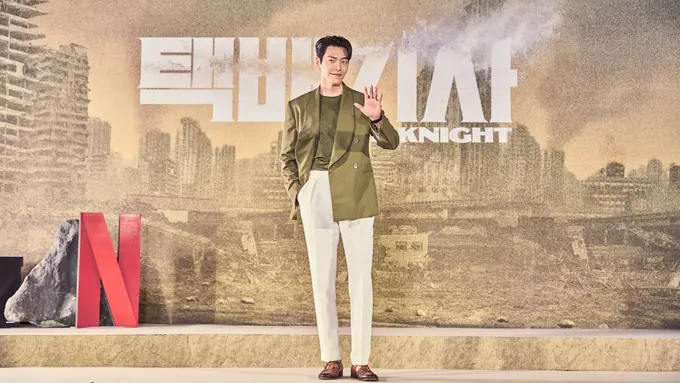 Kim Woo Bin dalam konferensi pers serial "Black Knight", Rabu (10/5/2023). (Foto: Netflix)