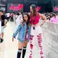 Nia Ramadhani mengajak putrinya menyaksikan konser Blackpink di Jakarta. Keduanya tampil dengan ootd busana yang stunning. [@ramadhaniabakrie]