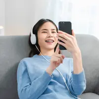 Ilustrasi perempuan belanja online. (c) sitthiphong/Depositphotos