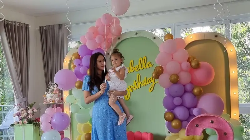 6 Momen Ulang Tahun Anak Aura Kasih, Dapat Hadiah Mobil