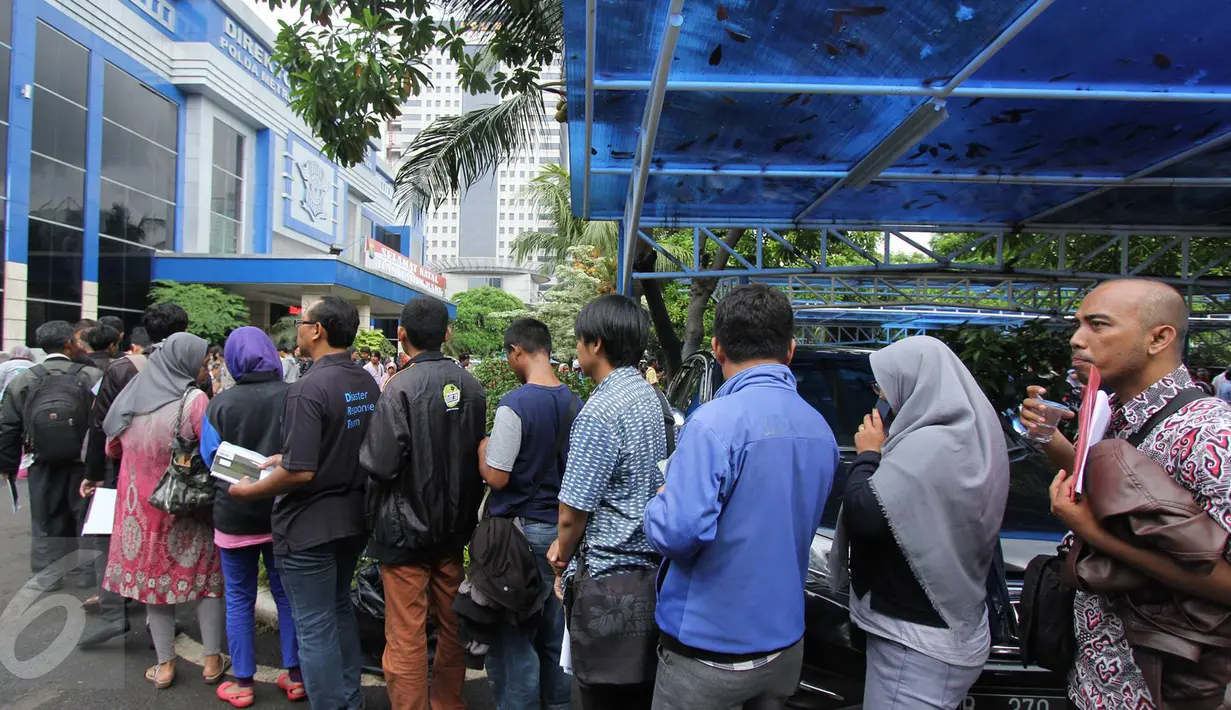 Warga antre mengurus surat kendaraan di Gedung Biru Ditlantas Polda Metro Jaya, Jakarta, Kamis (5/1). Antrean terjadi jelang kenaikan biaya PNBP (penerimaan negara bukan pajak) dalam pengurusan administrasi kendaraan. (Liputan6.com/Immanuel Antonius)