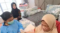 Seorang lansia di Tangerang tengah mendapatkan layanan home care dari Pemkot Tangerang. (Liputan6.com/Pramita Tristiawati)